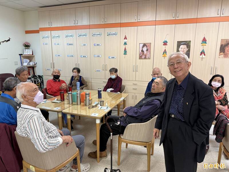 高齡八十六歲的黃德成（前右一）如今仍天天上班、關心受照顧的長輩們。（記者王俊忠攝）