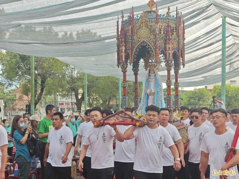 今年是萬金聖母聖殿開教第164週年，今天舉行主保遊行。（記者陳彥廷攝）