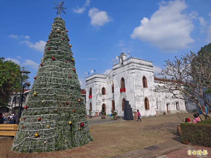 教堂前有一株大型耶誕樹，節慶氛圍越來越濃。（記者陳彥廷攝）