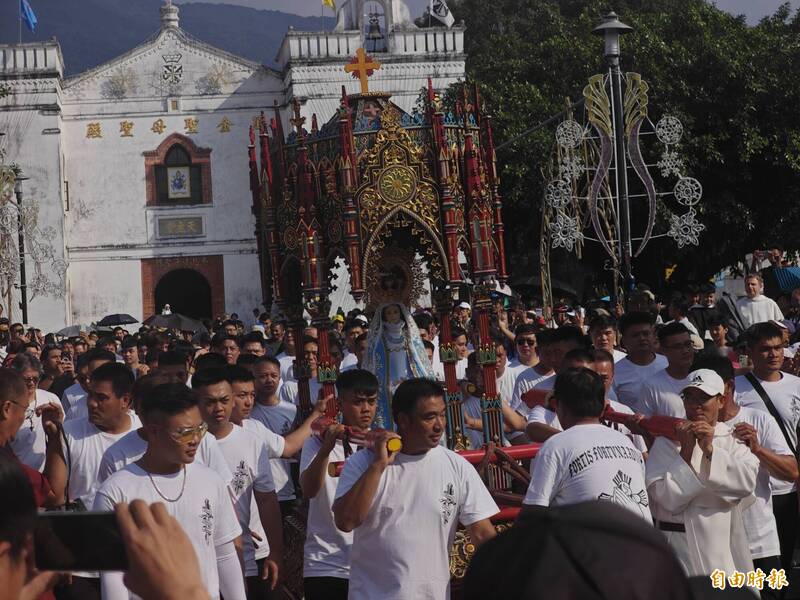 「主保堂慶」從11月29日就已開始舉行「九日慶禮」，今天則是重頭戲聖母遊行正式登場。（記者陳彥廷攝）