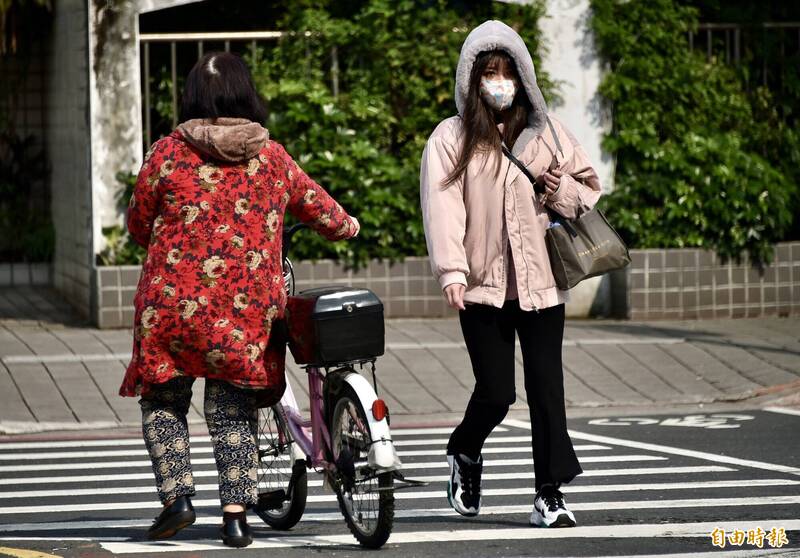 預估入冬最強冷空氣週六（13日）傍晚開始南下，本島平地最低溫將挑戰10度以下。（資料照）