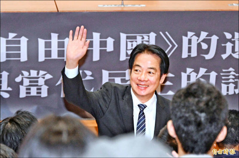 總統賴清德昨出席「《自由中國》的遺產與當代民主的試煉」論壇開幕典禮，向與會者致意。（記者方賓照攝）