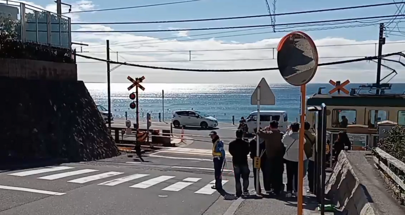 中國要求公民避免赴日，但仍有許多中客前往日本觀光，不少人還特別去《灌籃高手》知名的平交道聖地巡禮。圖為鐮倉高校前站旁平交道。（圖擷自「@hsyd27120446」X帳號）