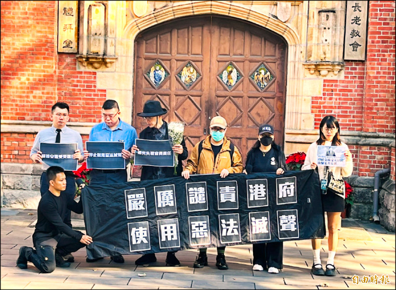 香港大埔宏福苑火災奪走至少159條人命，在台港人昨舉行「拒絕惡法滅聲、譴責港府集會」記者會，提出五大訴求，要求公開調查火災真相、徹查監管失職。（記者陳鈺馥攝）