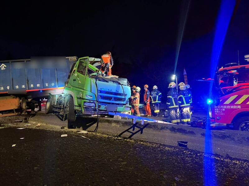 濱海公路凌晨事故！大貨車失控逆向 3車毀1死1傷