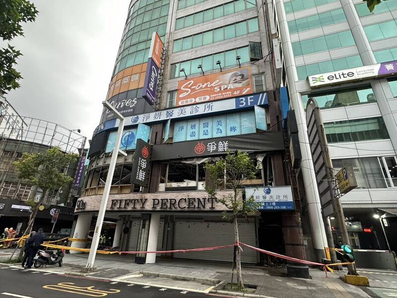 新北市板橋府中商圈「定食8」與「爭鮮」今天（8日）清晨1時發生氣爆，兩間餐廳遭炸裂、路人受波及送醫，目前送醫的5人均已出院，樓上7名住戶疏散。（圖由黃淑君提供）