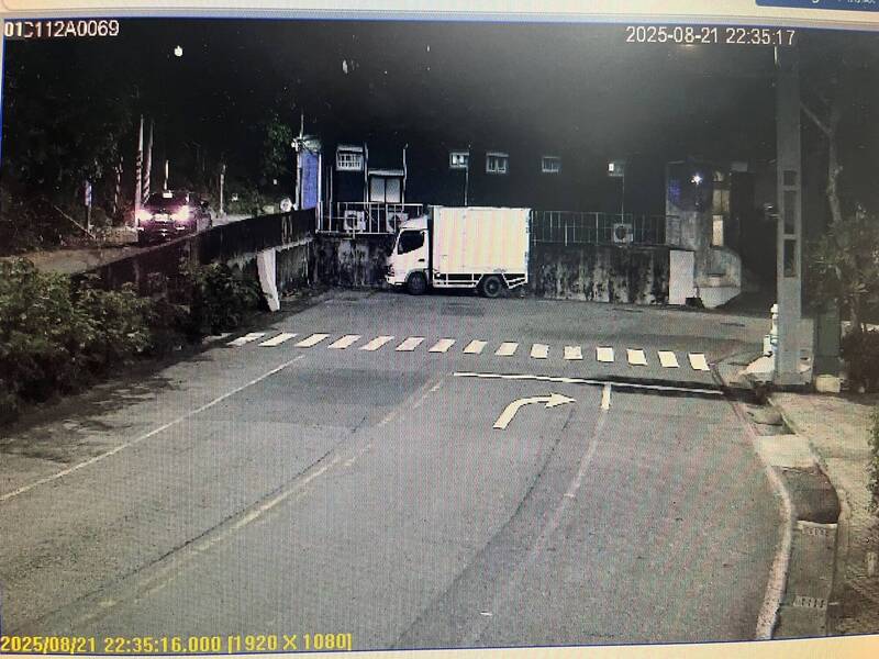 犯罪集团将预购汽油放置在半屏山。（民众提供）