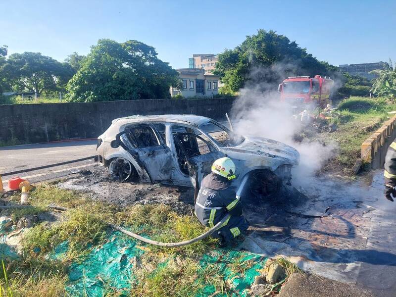 犯罪集团焚毁犯案车辆。（民众提供）