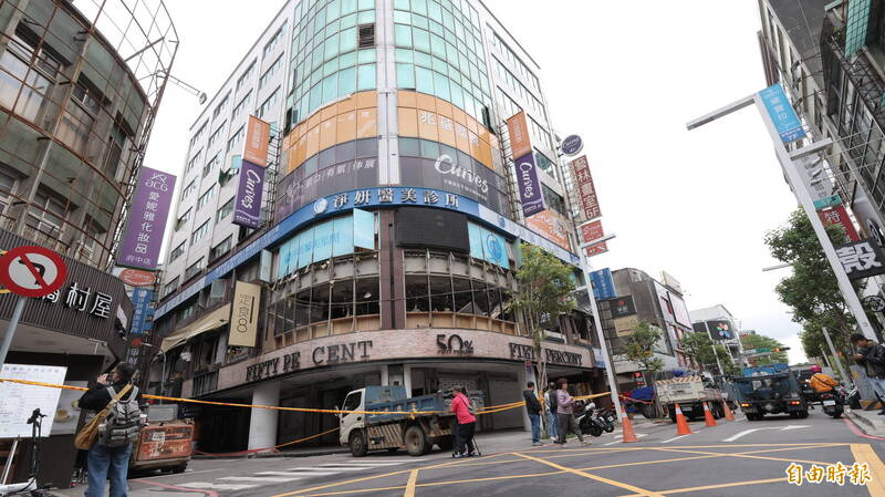 新北市板橋區重慶路10號2樓的「定食8」及「爭鮮」餐廳，今晨近1點發生氣爆意外。（記者黃政嘉攝）