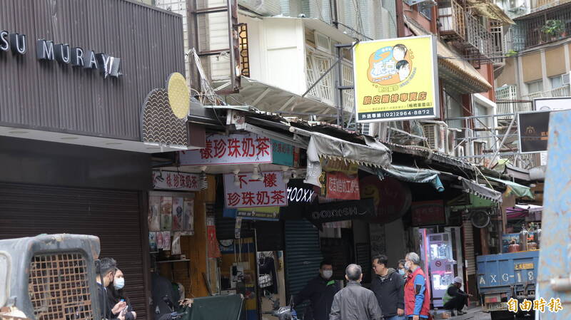 新北市府與板橋區公所在現場成立災害變中心前進指揮所，調查受災戶受損狀況。（記者黃政嘉攝）