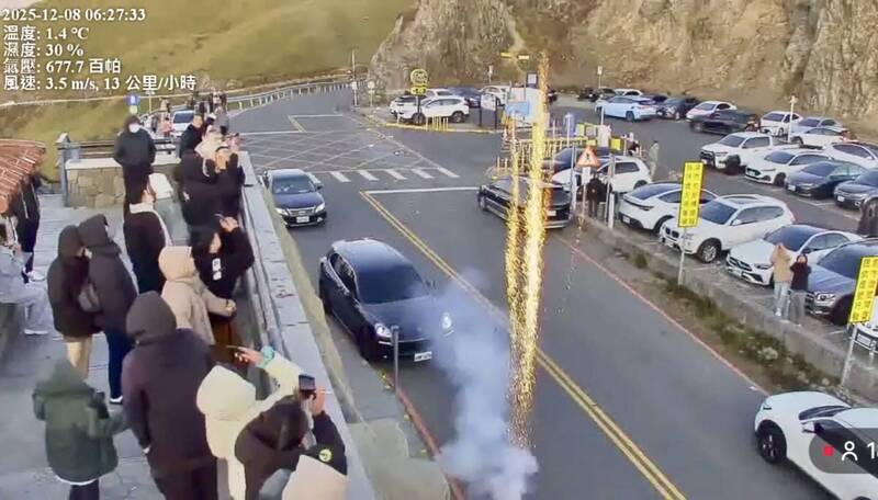 保时捷车主武岭亭下方放烟火，镜头君全程记录，画面清晰还有声光效果。（民众提供）