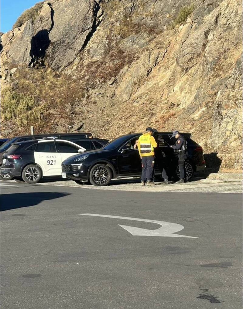 保七第九大队赶到，对保时捷车主告发。（民众提供）