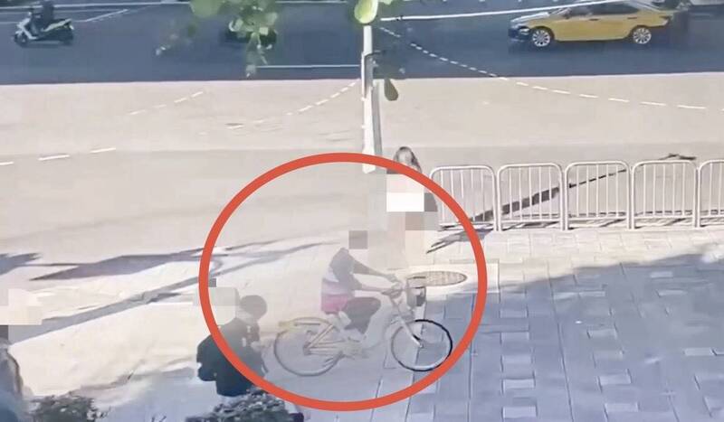 郭嫌得手后骑共享单车绕路设置断点。（记者王冠仁翻摄）