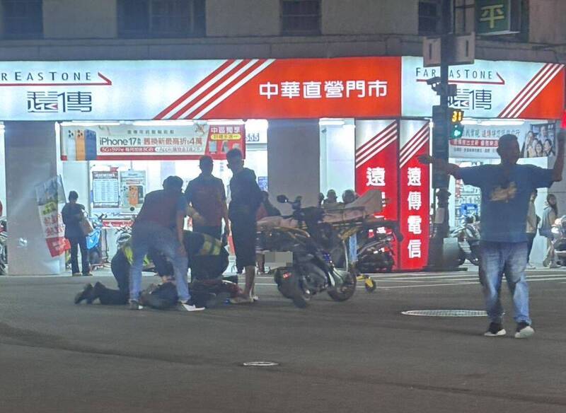 台中杜姓義警，昨晚執行廟會交通疏導勤務時突倒下，民眾發現進行搶救，送醫仍不治。（民眾提供）