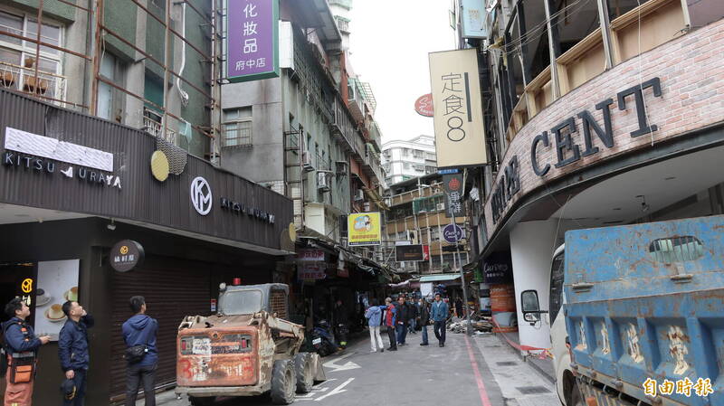 板桥府中商圈凌晨气爆，对向的重庆路12巷民宅也受波及，窗户玻璃炸裂。（记者黄政嘉摄）