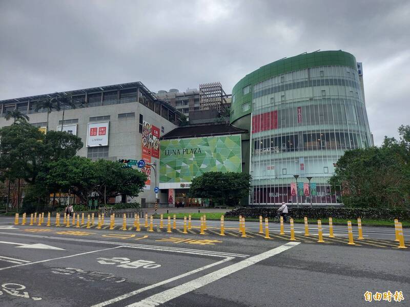 「坤門安居」社宅與新月廣場百貨公司（如圖）僅一路一之隔。（記者江志雄攝）
