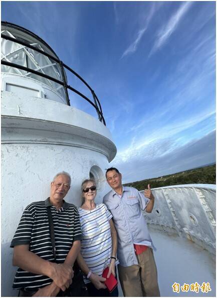 費莉西緹登上鵝鑾鼻燈塔，看著祖先繪製的台灣南岬角。（記者蔡宗憲攝）