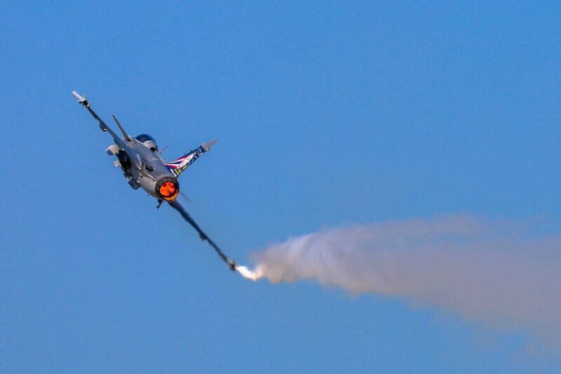 泰國皇家空軍配備的瑞典製JAS 39「獅鷲」（Gripen）戰鬥機進行飛行表演。（路透檔案照）