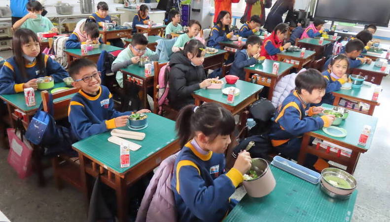 苗栗營養午餐免費?鍾東錦:17鄉鎮同意分擔 另1鄉仍在溝通