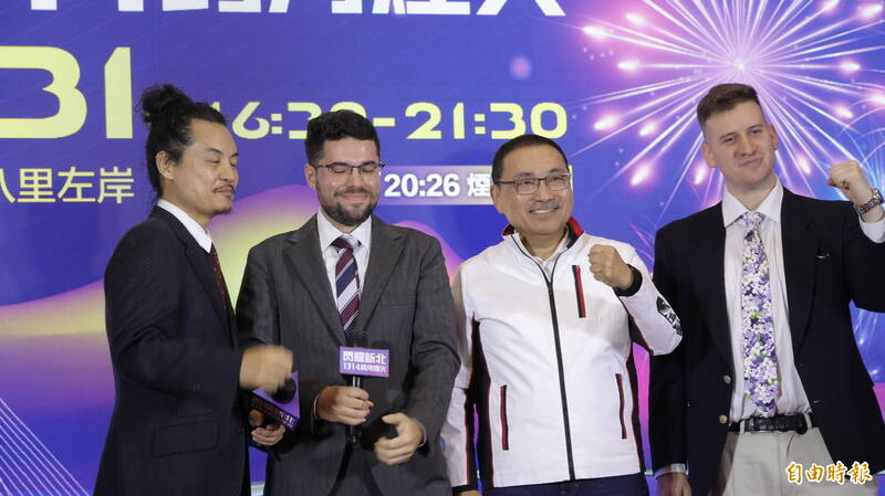 新北市侯友宜（右2）與煙火團隊代表里昂（左1）合影。（記者黃政嘉攝）