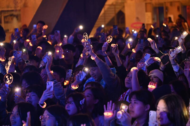 台北青年理想生活節吸引7萬人參與！高舉限量手燈點亮台北夜空