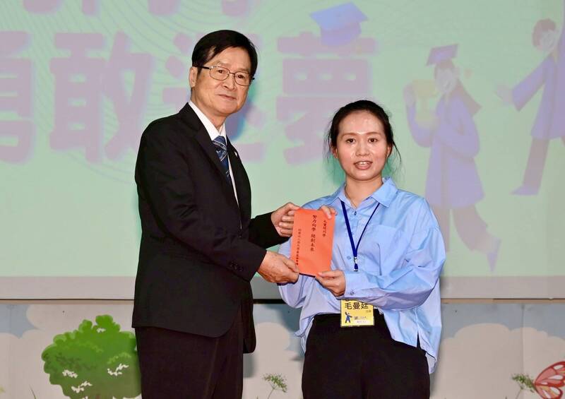 退輔會榮民榮眷基金會頒贈獎學金 嚴德發期許受獎者學成報國