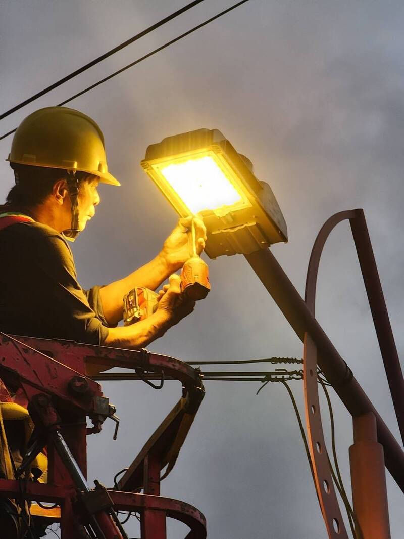 拉拉山爭取全國首座「暗空勝地」國際認證 路燈戴燈罩減光害