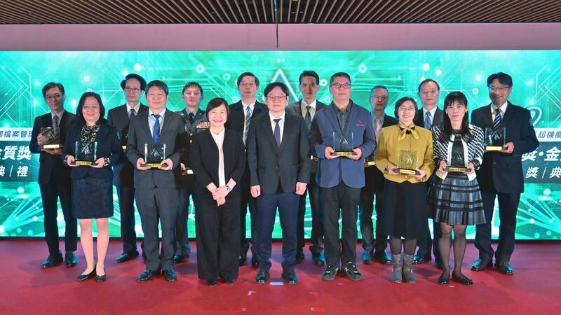 國家發展委員會今天在國家檔案館舉行「第22屆機關檔案管理金檔獎暨金質獎」頒獎典禮，共13機關獲得金檔獎。（國發會檔案管理局提供）