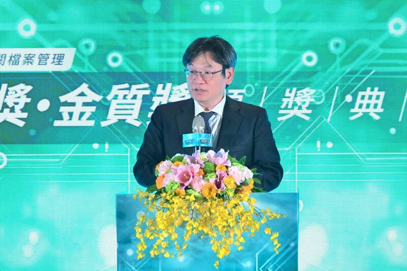 國發會主委葉俊顯表示，獲獎機關結合AI科技導入檔案領域，有助加深全民對於檔案價值的認識。（國發會檔案管理局提供）