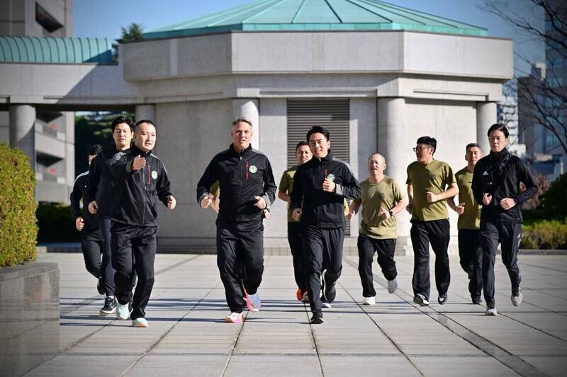 澳防長訪日會小泉進次郎 防衛省內「慢跑」彰顯牢固關係