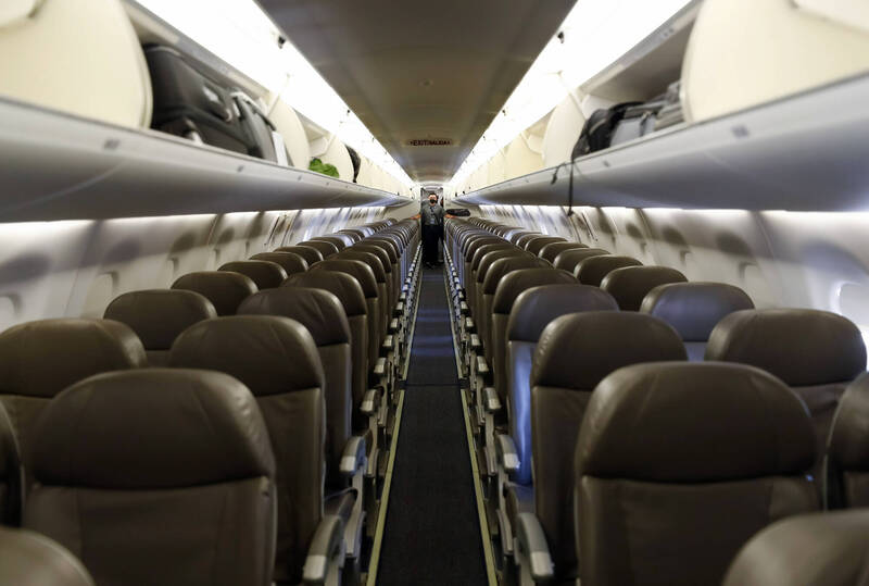 外套別再塞機艙置物櫃 空服員：其實很髒還會害全機大亂