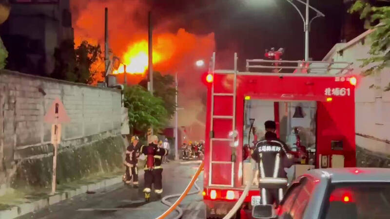 花蓮市美工七街一處大理石工廠昨深夜傳出火警，現場不斷竄出大量火舌及濃煙。（花蓮特搜提供）