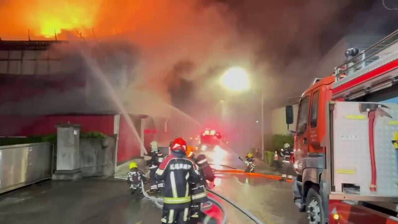 花蓮市美工七街一處大理石工廠昨深夜傳出火警，現場不斷竄出大量火舌及濃煙。（花蓮特搜提供）