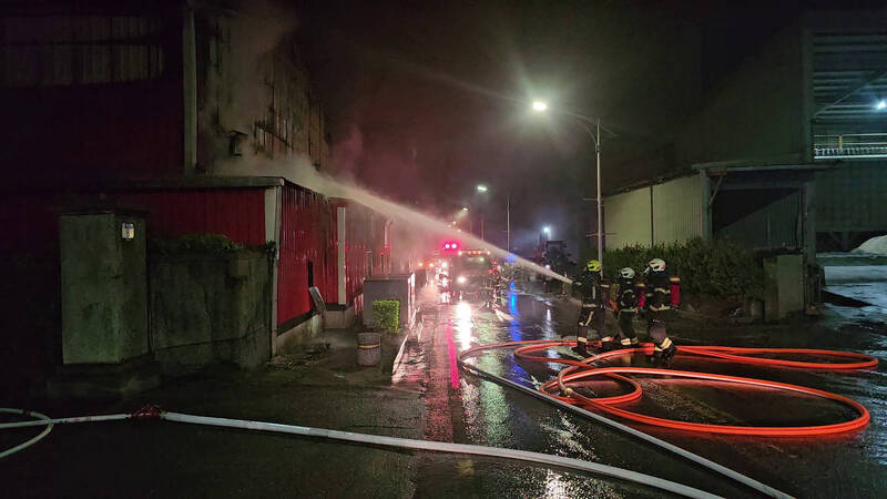花蓮市美工七街一處大理石工廠昨深夜傳出火警，現場不斷竄出大量火舌及濃煙。（民眾提供）