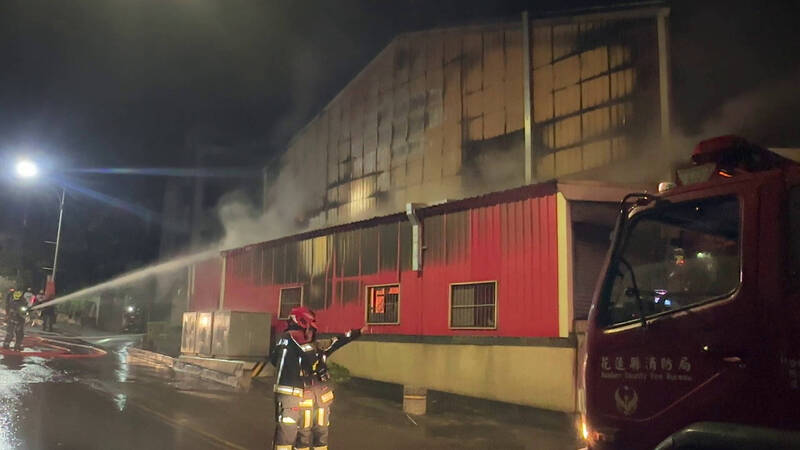 花蓮市美工七街一處大理石工廠昨深夜傳出火警，現場不斷竄出大量火舌及濃煙。（民眾提供）
