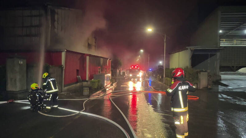 花蓮市美工七街一處大理石工廠昨深夜傳出火警，現場不斷竄出大量火舌及濃煙。（民眾提供）
