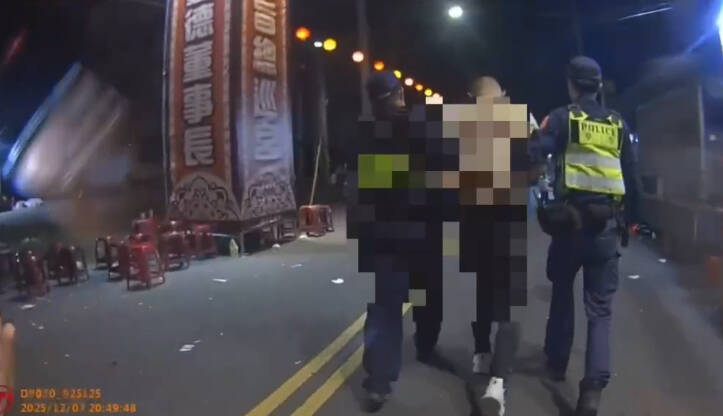 廟會不平靜！通緝犯「衝撞拒捕」 警壓制上銬查獲毒品