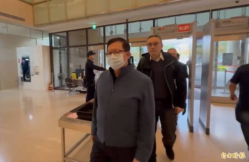 收賄案再開庭審理 鄭文燦夾克裝到庭不發一語