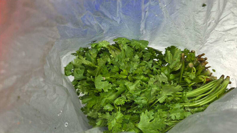 台北市衛生局今（9）公布火鍋料專案抽查計畫，檢驗蔬菜、火鍋料加工製品、豆製品、肉類以及花生粉（醬）等60件產品，檢驗結果香菜1件不符「農藥殘留容許量標準」。（台北市衛生局提供）