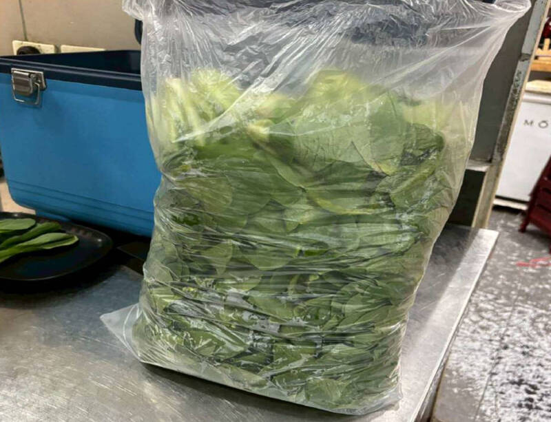 台北市衛生局今（9）公布火鍋料專案抽查計畫，檢驗蔬菜、火鍋料加工製品、豆製品、肉類以及花生粉（醬）等60件產品，檢驗結果青江菜2件不符「農藥殘留容許量標準」。（台北市衛生局提供）