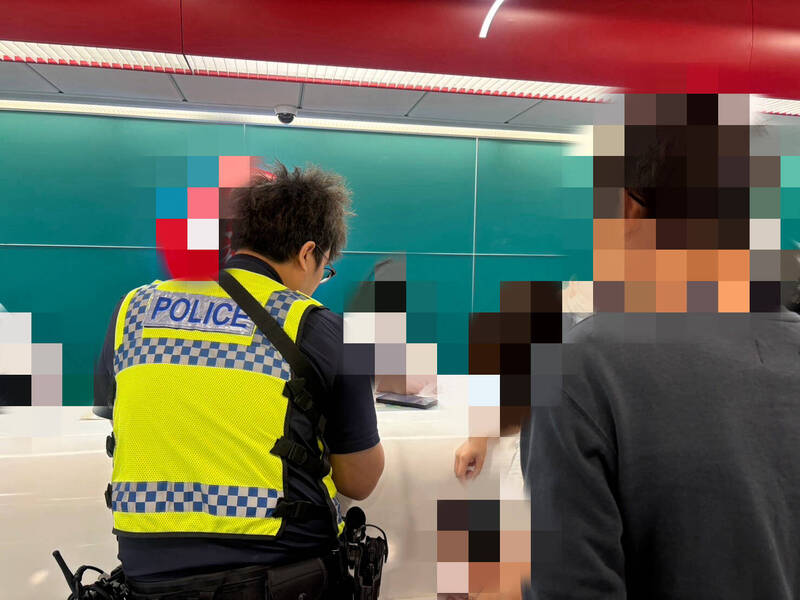 彰化警方到银行柜台前跟打算汇款1000万元做房地产投资的民众沟通，劝阻这是诈骗。（彰化警方提供）