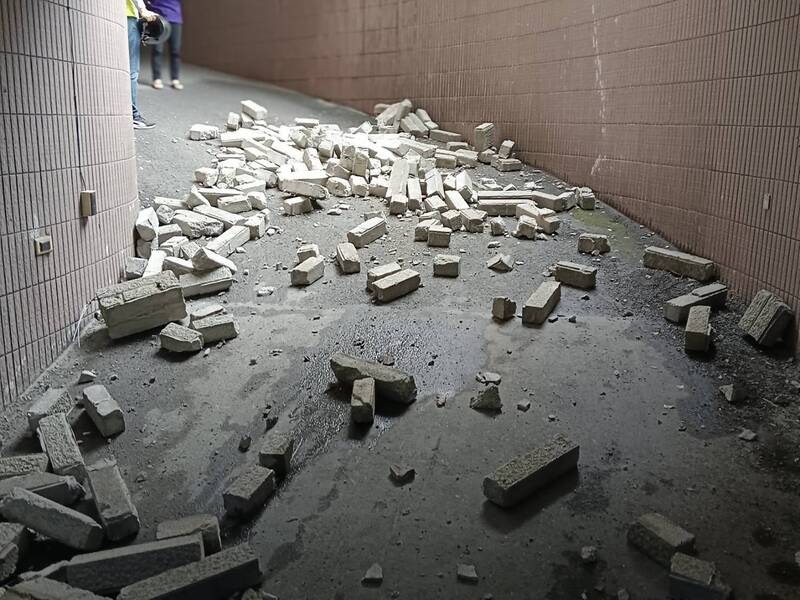 新北市板橋區大同街56號旁一處拆除工程再傳公安意外。議員石一佑表示，拆除基地與緊鄰大樓距離過近、未設防護，施工落石第三度砸向隔壁社區，今除擊中車道，更波及瓦斯管線。（石一佑提供）