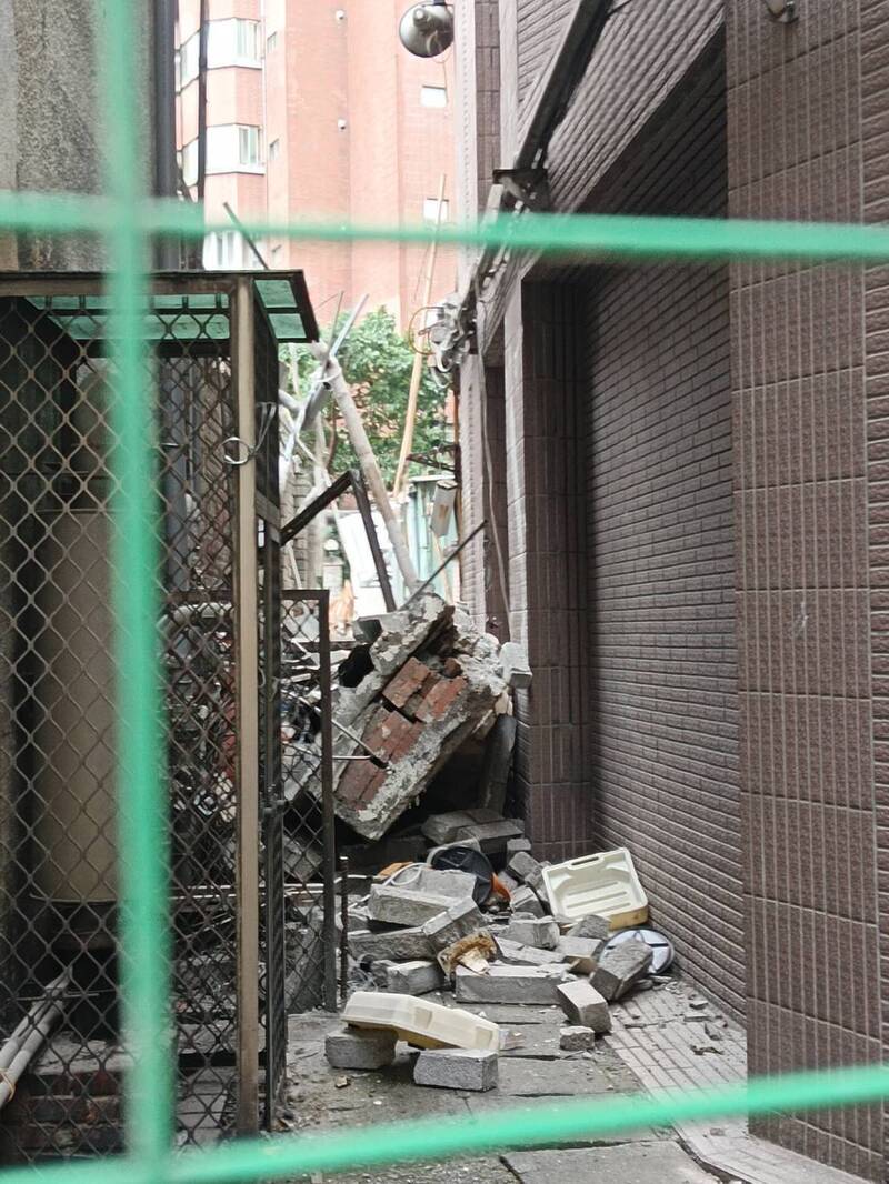 新北市板橋區大同街56號旁一處拆除工程再傳公安意外。議員石一佑表示，拆除基地與緊鄰大樓距離過近、未設防護，施工落石第三度砸向隔壁社區，今除擊中車道，更波及瓦斯管線。（石一佑提供）