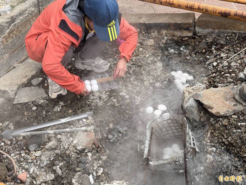 知本路邊「溫泉露頭」煮蛋夯！ 國產署︰會要求業者處理掉