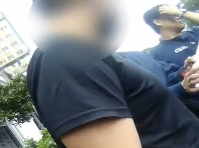 專案小組在八德區介壽路二段攔下徒步中的陳男。（記者鄭淑婷翻攝）