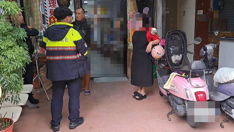 警方到場後，無賴男才稱身上沒錢。（民眾提供）