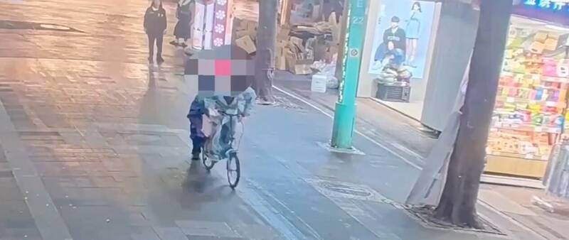 西門町搶案！無業男佯裝向身障者買刮刮樂 趁機搶46張後跑了