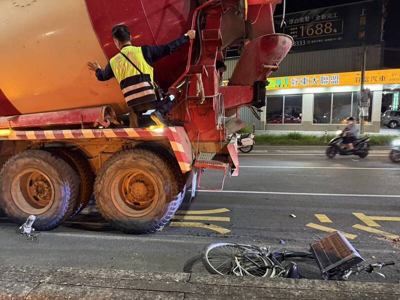 悚！婦人雙腳被水泥預拌車輾過 血肉模糊