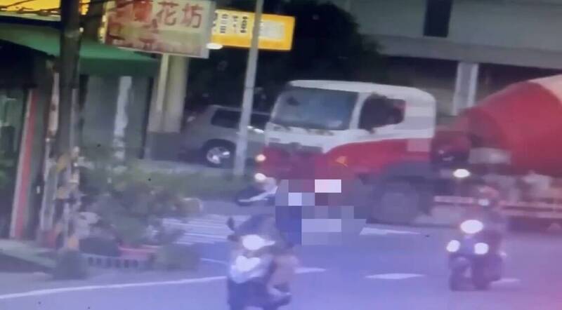 水泥预拌车右转时与脚踏车骑士发生碰撞。（民众提供）