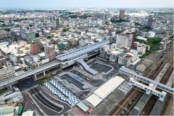 捷運RK1岡山車站鳥瞰圖。（都發局提供）